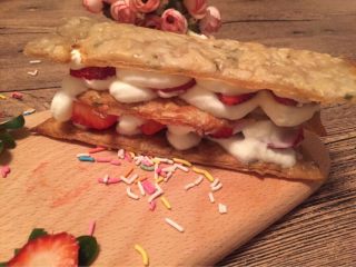 22、【独家】草莓拿破仑,盖上第三层饼皮就可以完工了。其实如果想继续也是没有问题的，3-6层，任君选择。