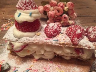 24、【独家】草莓拿破仑,撒上糖霜就可以啦。