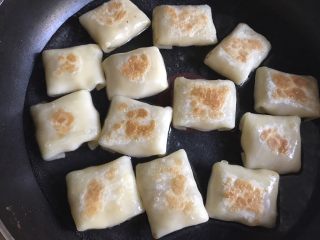 10、迷你苹果派（饺子皮版）,加入没到派2/3处的水，大火烧开，慢慢至水分收干