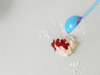 3、小嫦娥花样馒头,然后再步骤2的基础上，再揪一点点面团，加入少量红曲米粉，再揉匀，做红色花花装饰。