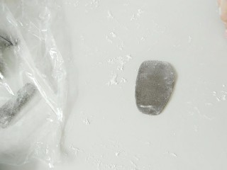 5、小嫦娥花样馒头,然后取出剩下的白面团，加入适量可可粉，揉匀后，擀出图中的面片。
