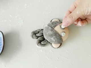 11、小嫦娥花样馒头,接下来是做眼睛，一层黑面片，一层白面片。