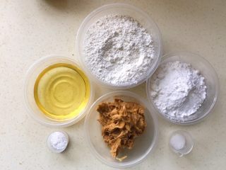 1、酱香小酥饼,准备好食材