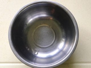 3、酱香小酥饼,准备一个干净的盆