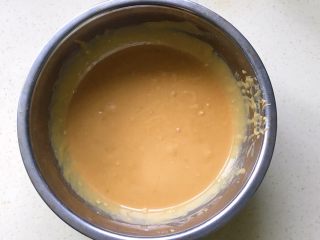 5、酱香小酥饼,用手动打蛋器搅拌均匀