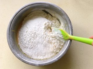 7、酱香小酥饼,用刮刀拌匀