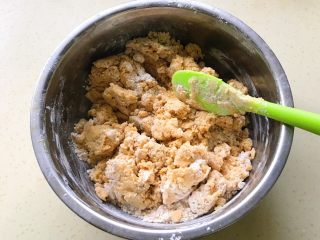 8、酱香小酥饼,拌到无干粉