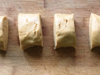 10、酱香小酥饼,用刀平均切成四份