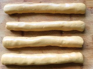 11、酱香小酥饼,搓成粗细长短一致的条