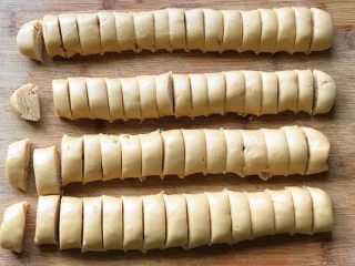 12、酱香小酥饼,用刀切成两厘米厚，如图