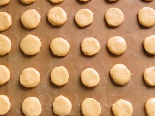 14、酱香小酥饼,依次一个个均匀码好，饼与饼之间保持一定的距离，如图。这个时候预热烤箱，180度