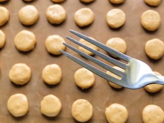 15、酱香小酥饼,准备一把叉子