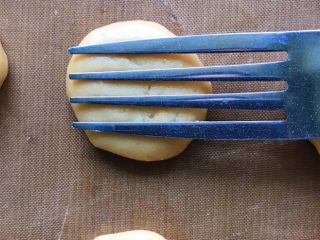 16、酱香小酥饼,横着按压一下