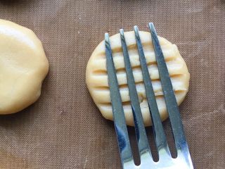 17、酱香小酥饼,再竖着按压一下