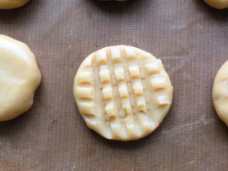 18、酱香小酥饼,按压好的小圆饼