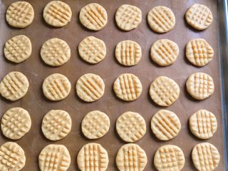 19、酱香小酥饼,依次全部按压完成