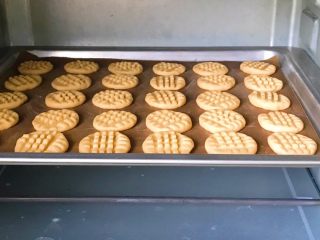 20、酱香小酥饼,放进烤箱中层，180度18分钟，注意观察上色程度，正常颜色是偏白的，如果颜色深了，那就是烤焦了