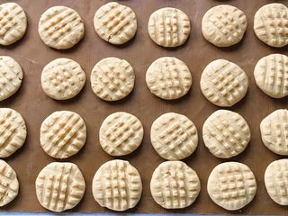 21、酱香小酥饼,烤好之后的成品，这个方子的量刚好可以烤两盘，取出一盘继续烤