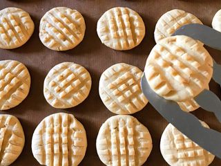 23、酱香小酥饼,用铲刀轻轻地铲到晾架上