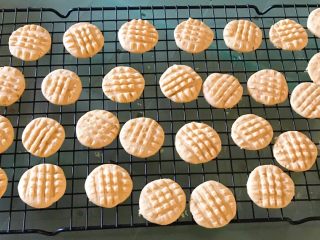 24、酱香小酥饼,等待冷却