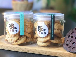 27、酱香小酥饼,吃不完的装进罐子里密封保存，也可以当伴手礼送亲戚朋友，特别高端大气上档次……????