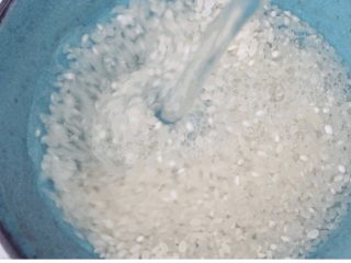 3、早上喜欢热乎乎的粥么……,粳米用清水冲洗干净备用，洗米水可以浇花，泡腐竹哦，一般交情的人我不告诉他