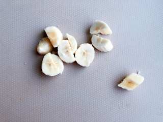 4、宝宝辅食——香蕉燕麦奶糊,香蕉切块