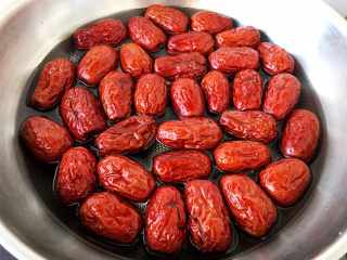1、红枣糕,将红枣加入水烧开煮5分钟。