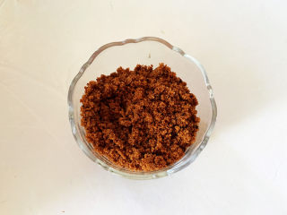 5、红枣糕,将红糖擀成细腻的粉状。