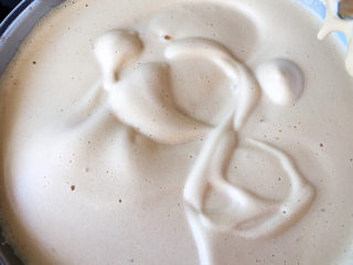 9、红枣糕,加入朗姆酒打发至画个8字纹路不易消失的状态。