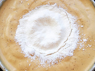 12、红枣糕,分两次过筛到全蛋糊中。