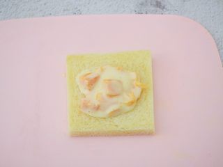 6、芒果酸奶吐司,取一片吐司，舀上芒果酸奶
