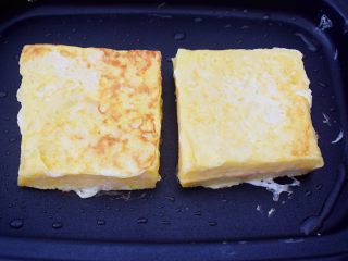 12、芒果酸奶吐司,再翻另一面煎至金黄色，四边也煎一下