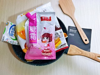 1、无油低脂～奶香松饼,准备所需食材及工具，不粘平底锅，铲子，糖霜，细砂糖，低粉，泡打粉。