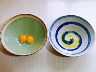 3、无油低脂～奶香松饼,将蛋白与蛋黄分别在无油无水的器具中。