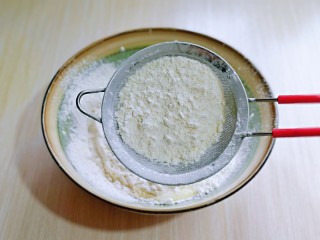 8、无油低脂～奶香松饼,筛入称好的低筋面粉，泡打粉。