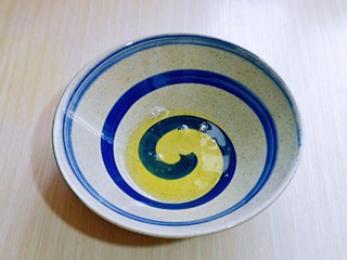 10、无油低脂～奶香松饼,蛋白中滴入几滴白醋或柠檬汁，