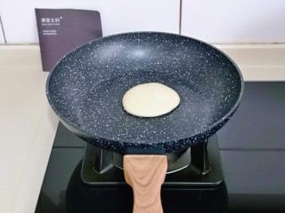 18、无油低脂～奶香松饼,将不粘平底锅小火加热30秒，盛入蛋糕糊，堆圆形，小火煎至2分钟。(全程小火)