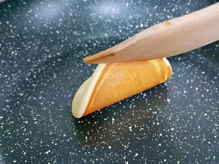 19、无油低脂～奶香松饼,这里再次强调一下，做松饼不难，但是一定要用不粘平底锅，这样做出来才漂亮。