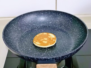 20、无油低脂～奶香松饼,翻一面再继续保持小火煎2分钟，取出，将面糊依次做完。