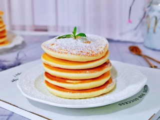 22、无油低脂～奶香松饼,好吃又好看的早餐，简单易学，营养美味。一杯牛奶或咖啡，快手早餐，能量满满一整天。