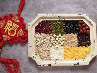 1、腊八粥,准备好所需食材。