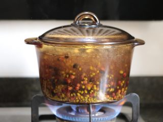8、腊八粥,大火煮开，转小火焖煮，煮至豆类用手可捻开。大约煮三十分钟左右。