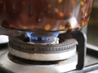 11、腊八粥,再次大火煮沸，转小火熬煮。