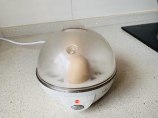 1、蔬菜沙拉,水煮蛋最好了，先来煮2个