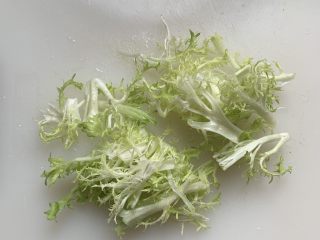 3、蔬菜沙拉,苦菊稍微切一下