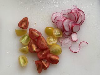 5、蔬菜沙拉,萝卜切片，番茄切块