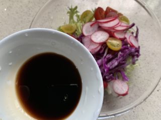 8、蔬菜沙拉,将香醋倒入