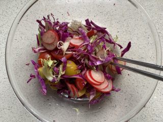 9、蔬菜沙拉,拌匀就可以了！