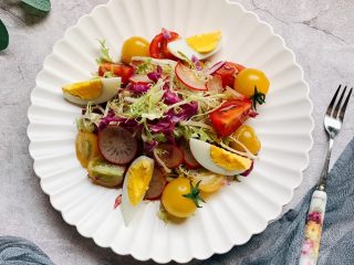 11、蔬菜沙拉,装盘即可开吃